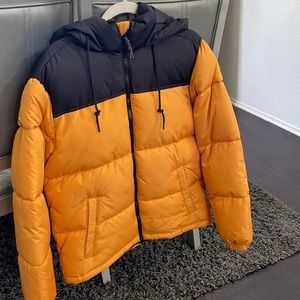 Mens Black and yellow puffer coat brand new never worn size Medium
